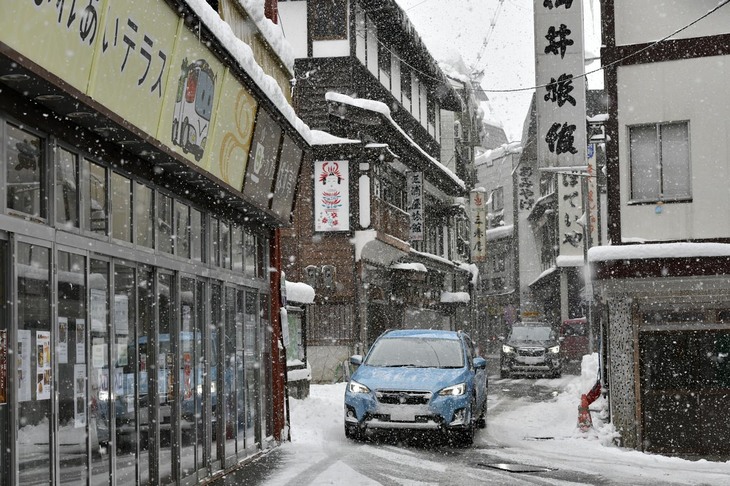 開湯1200年余という歴史ある肘折温泉。温泉街の除雪は行き届いているが、月山の北東麓に位置する豪雪地帯だ。