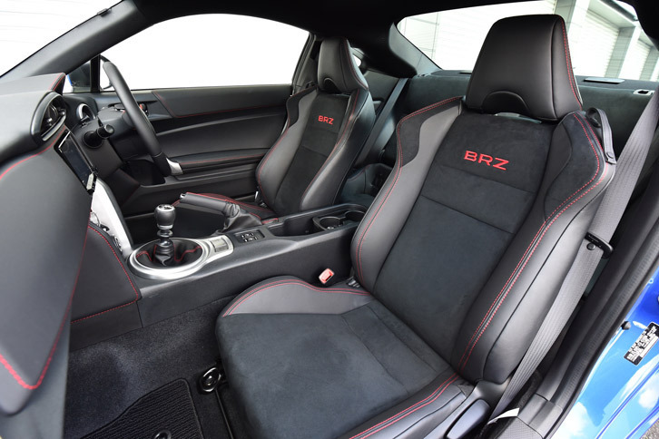 インテリアでは、「BRZ S」ではオプション扱いとなる本革とアルカンターラのコンビシートが標準装備される。