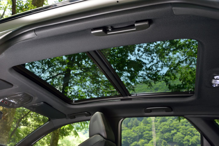 パノラミックサンルーフはオプション。紫外線や熱線を遮断するガラスが用いられており、前半分が開閉する。