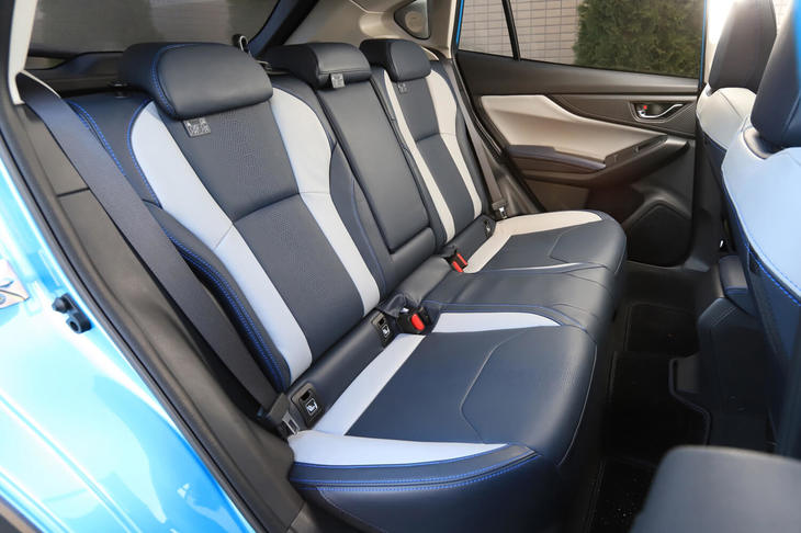 リアシートにおける居住空間は、ガソリンエンジン車と変わらない。バックレストは6：4の分割可倒式。