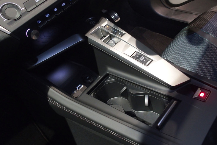 プジョー308アリュール（センターコンソール）