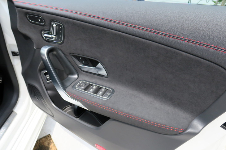 メルセデス・ベンツCLA250 4MATICシューティングブレーク（ドアパネル）