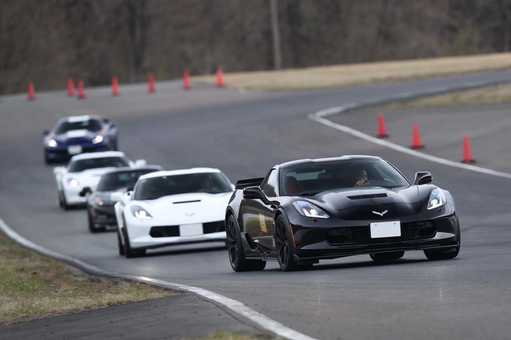 「カマロ」と「コルベット」といった車種別のほか、レディース・ビギナーを対象としたドライビングレッスンがショートサーキットで行われた。参加者は、愛車のパフォーマンスを堪能するとともに、安全で速いスポーツドライビングを学ぶことができたようだ。