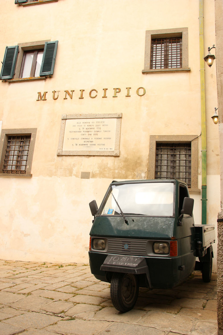 ジーリオ・カステッロの村役場脇にて。島は16世紀から18世紀末にかけて北アフリカの海賊による襲撃をたびたび受けた。