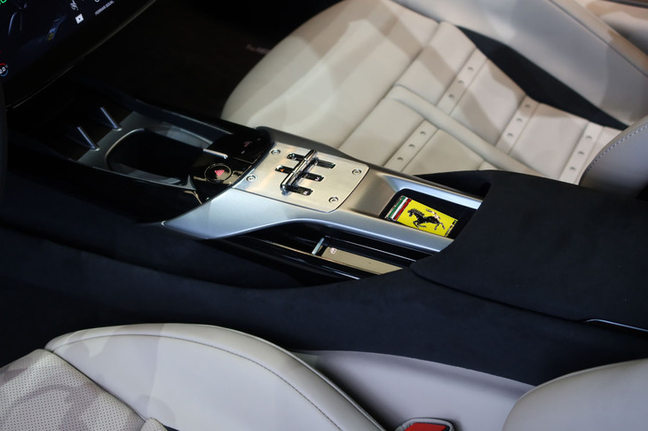 フェラーリ12チリンドリ（シフトセレクター）