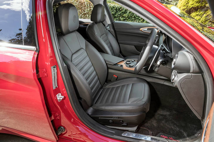 前席（写真）には8ウェイの電動調節機構とシートヒーターが備わる。運転席のみ、パワーランバーサポートも与えられる。