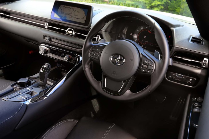 「スープラRZ」のコックピット周辺部。ステアリングスイッチやランプ類のオンオフスイッチにBMWとの共通点が見てとれる。