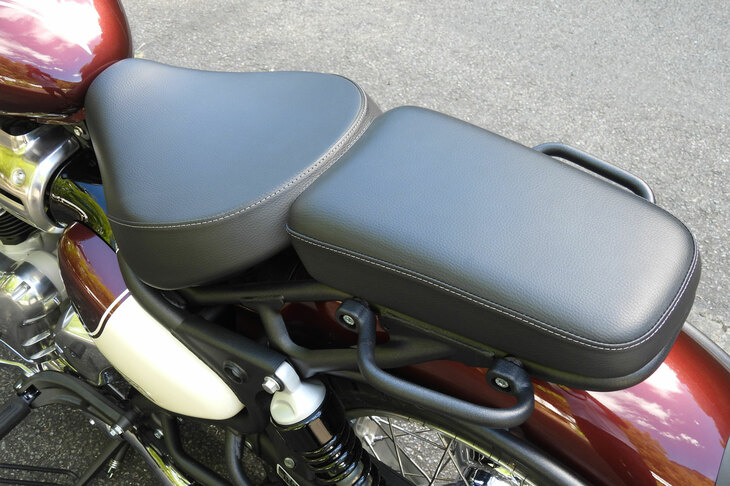 「クラシック650」のシート高は800mmと、この手のモデルにしては高め。ただ車体が絞られていて足を下ろしやすく、クルーザーならではの重心の低さもあって、取り回しは苦にならない。