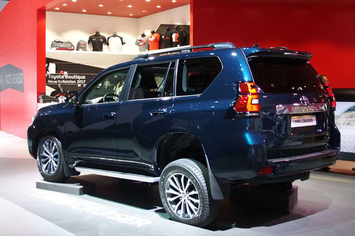 マイナーチェンジの内容は、日本でも発表済みの通り、内外装の変更と運転支援システムの強化が主。欧州仕様には、4リッターV6ガソリンエンジンも設定されている。