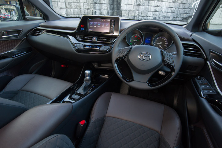 「C-HR」には内外装の仕様と装備の違いにより、「G」系と「S」系のグレードが設定される。写真はハイブリッドの上級グレード「G」のインテリア。