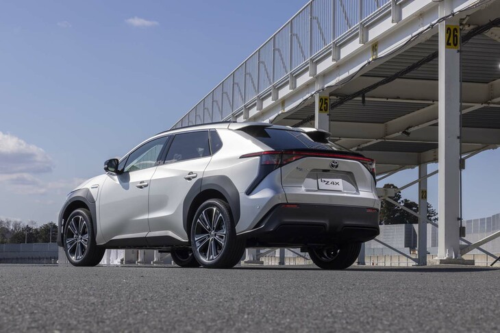 リアコンビランプとバックドア、バンパーがタイヤに向かって伸びるデザインとすることで低重心感を表現している。