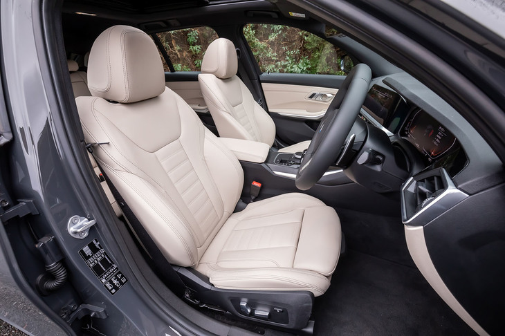 試乗車のシートは、オプションのデビューパッケージに含まれる「ヴァーネスカレザーシート」。写真のオイスターまたはブラックの2色から選択が可能。