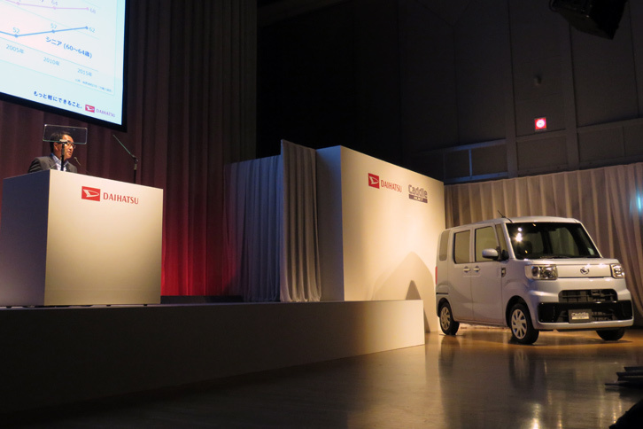 ダイハツ工業の上田 亨上級執行役員と、「ハイゼット・キャディー」。