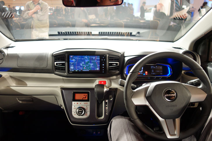 「G“SAIII”」のインストゥルメントパネルまわり。シフトレバー周辺のカーボン調装飾はオプション装備。