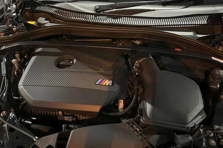 「M235 xDriveグランクーペ」に搭載される2リッター直4ターボエンジンは、最高出力300PS/5750rpm、最大トルク400N・m/2000-4500rpmを発生。トランスミッションは7段DCTで、このパワートレインに電子制御油圧多板クラッチ式の4WDを組み合わせる。