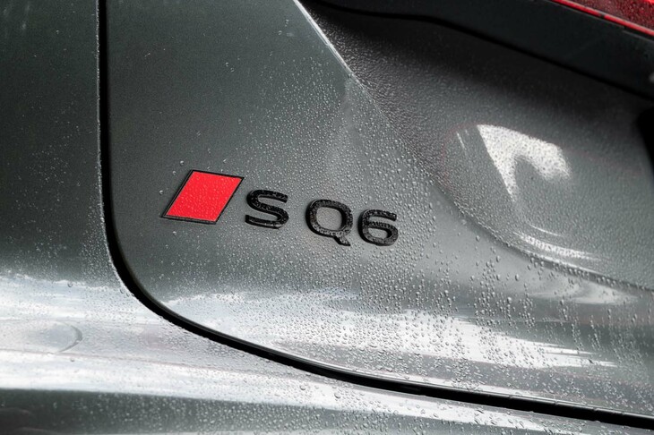 ベース車の「Q6 e-tron」ともども、アウディとして初めて新世代のBEVプラットフォーム「PPE」が用いられた「SQ6 e-tron」。高い拡張性を備え、車両の全機能を5つの高性能ECUで制御する電子プラットフォーム「E3 1.2」の採用もトピックだ。