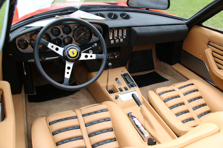参考までに、「フェラーリ365GTB/4（デイトナ）スパイダー」の室内。「マツダ3」と「リーフ」のホーンパッドは、この時代のステアリングをほうふつとさせる。