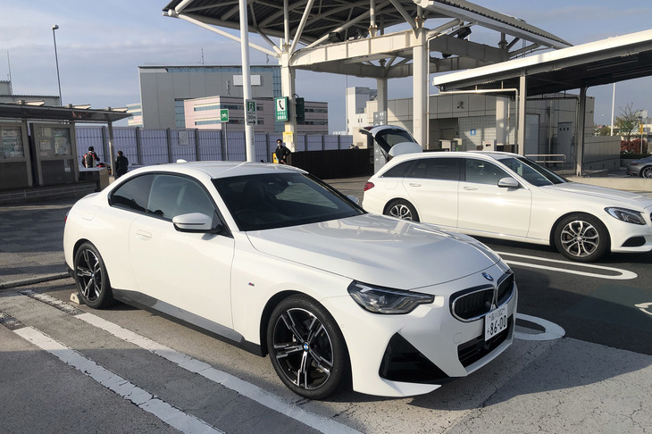 最高出力184PS、最大トルク300N・mの2リッター直4ターボエンジンを搭載する「BMW 220iクーペMスポーツ」。比較的コンパクトな、昔ながらのカッコいいノッチバッククーペである。お値段は550万円と、私にとってなかなかのもの。