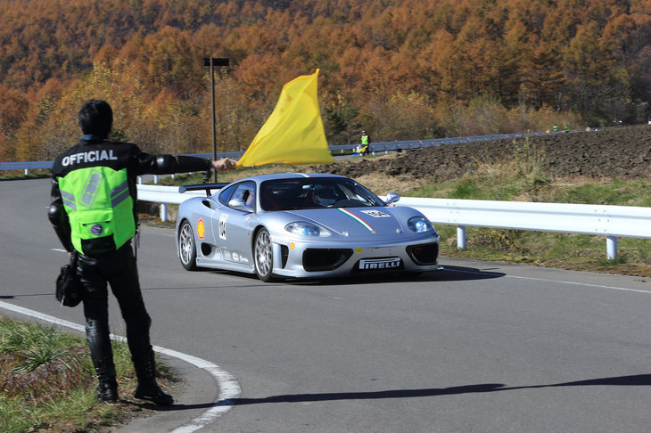 黄旗が出ているのを確認し、減速して観覧エリアの前を通過する、ちょっと懐かしい「フェラーリ360モデナ」（2001年）。