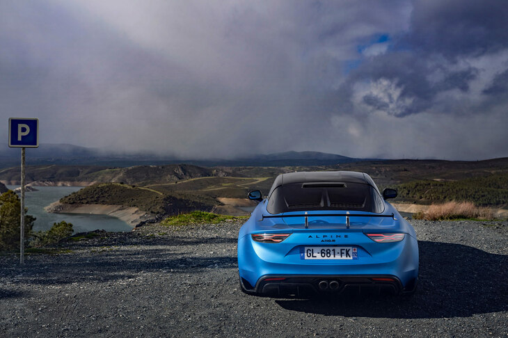 過度に快適性を損なうことなくさらなる速さを追求し、調整式サスペンションで「模索する楽しみ」も実現した「A110 R」。標準車より655万円も高いが、そのほぼすべてが“走り”に注がれた、今どき珍しいクルマといえるだろう。