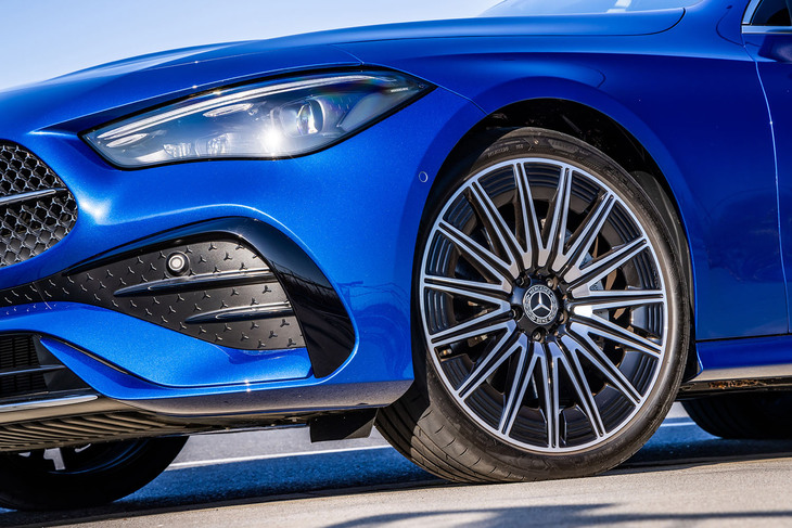 「20インチAMGアルミホイール（RVM）」は、オプションの「ドライバーズパッケージ」に含まれるアイテム。今回の試乗車は、フロントに245/35R20、リアに275/30R20サイズの「グッドイヤー・イーグルF1アシメトリック5」タイヤが組み合わされていた。