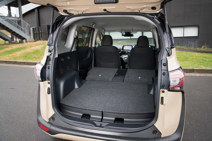 リアシートを倒したときの荷室長は2065mmに達する。トヨタによれば、26インチのマウンテンバイクが2台搭載できるほか、車中泊も可能だという。