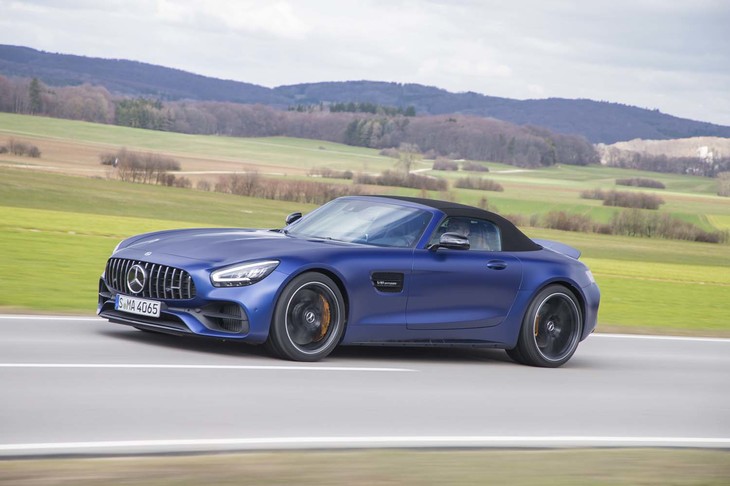最高出力557psのオープントップモデル「AMG GT Cロードスター」。0-100km/hの加速タイムは3.7秒で、最高速度は316km/hと公表される。