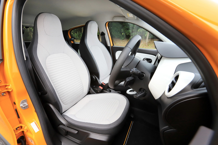 シンプルな形状でありながら、快適な乗り心地を提供するフロントシート。内装色はブランとライトグレーのツートンのみとなる。