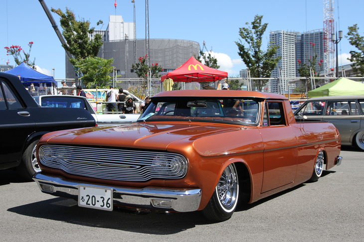 ローダウンにチョップドルーフと、大胆にカスタムされた「トヨペット・マスターライン ピックアップ」（RS46）。初代から3代目の「クラウン」にはシングルおよびダブルのピックアップが設定されていたが、これは2代目がベース。ちなみに初代と2代目の商用バン／ピックアップの名称はクラウンではなくマスターラインだった。