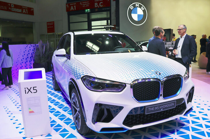 「BMW iX5ハイドロジェン」。圧力700バールの水素タンクを搭載した燃料電池車で、最高出力は401PS（295kW）。航続距離は504km（WLTP）と発表されている。