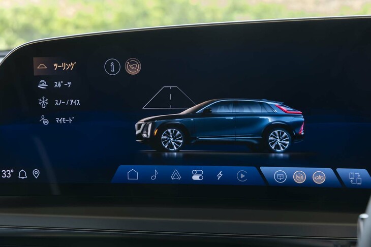 ドライブモードは「ツーリング」「スポーツ」「アイス／スノー」にカスタムモードの「マイモード」を加えた4種類。デフォルトの回生ブレーキの強さは、「オン」「オフ」「高」の3段階から選択可能で、回生ブレーキのみで停車まで行う“ワンペダルドライブ”も可能だ。
