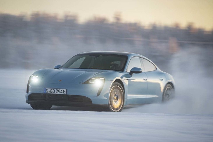 LED4灯式のヘッドランプやリアに向けて一気に落とし込まれたルーフラインなど、「911」や「パナメーラ」と同じデザイン要素を取り入れている。