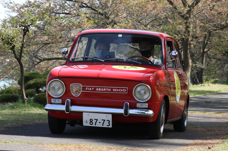 リアエンジンの「フィアット850ベルリーナ」をスープアップした1964年「フィアット・アバルトOT1000ベルリーナ」。