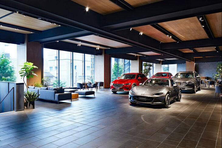 私たちの生活様式の変化により、急速に普及が進んでいるオンライン商談。一方、自動車メーカーは販売網の強化やCIに合わせたショールームのリニューアルなど、依然として販売店を重視する姿勢をとっている。