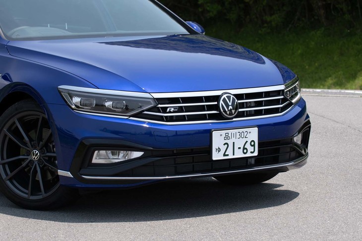 前走車や対向車を検知してハイビームを最適に配光するマトリクスLEDヘッドライト「IQ.ライト」も全車標準に。グリルは「Rライン」専用デザイン。