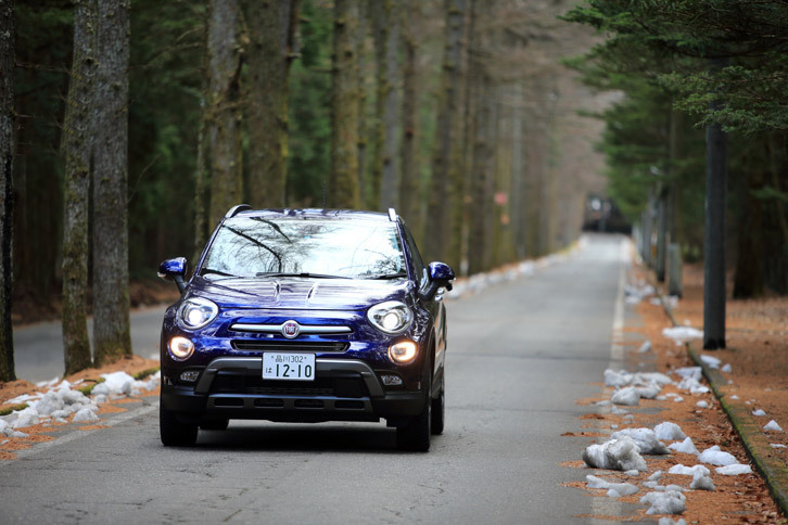 軽井沢の並木道を行く「500Xクロスプラス」。路肩などに、少しずつ雪を見かけるようになる。