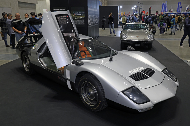 マツダが出展した2台のロータリーエンジン搭載のショーカー。手前は1970年の東京モーターショーに出展されたミドシップの「RX500」、奥は1965年の東京モーターショーに出展された「コスモ」。1967年に市販開始された「コスモスポーツ」のプロトタイプである。