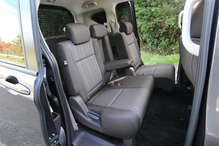 7人乗り仕様車の2列目は、3人掛けのベンチタイプ。60：40の分割式で、それぞれ前後にスライド調節できる。