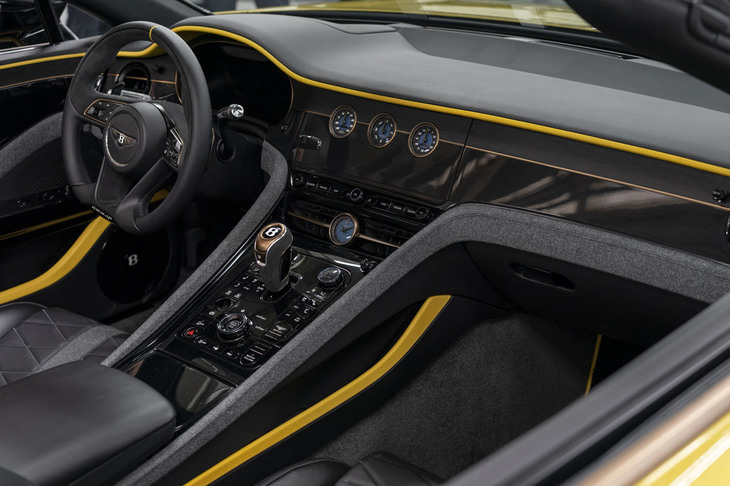 2人乗りとなる「バカラル」のインテリア。センターコンソールに「コンチネンタルGT」などでも採用されている回転式ディスプレイを配置する。