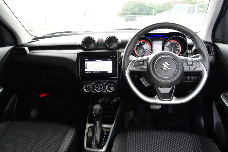 「ハイブリッドRS」のインテリア。センターコンソールやD型ステアリングホイール等にシルバー加飾とシルバーステッチが施され、スポーティーな印象に仕上げられている。
	 