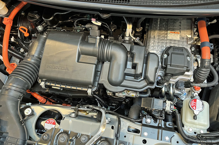 1.5リッター直4エンジンを主に発電用として機能させるハイブリッドパワートレイン「e：HEV」は、「フィット」や「ヴェゼル」のものと同型。エンジン単体で106PS、モーターが122PSの最高出力を発生する。