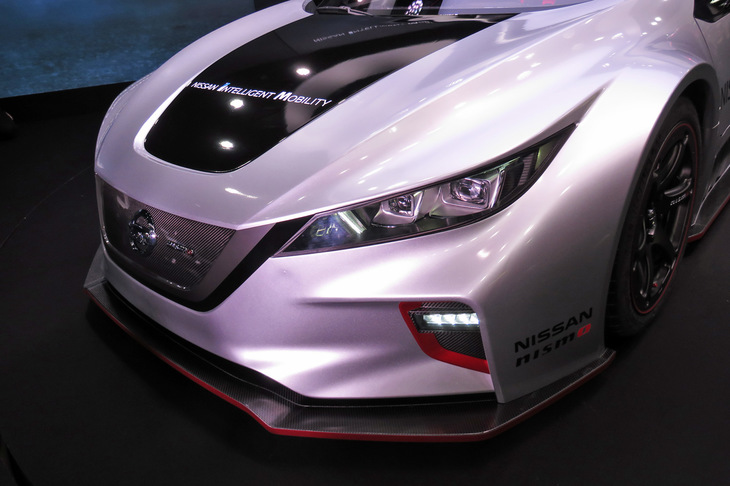 新型のフロントマスクは、恐らく市販モデルの2代目「リーフ」を模したもの。モチーフの違いとはいえ、初代からぐっと精悍（せいかん）になった。