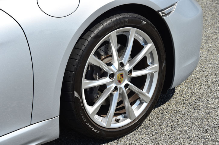 「19インチ ボクスターSホイール」（写真）は、32万5000円のオプション。標準では18インチの5スポークホイールが装着される。