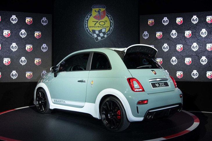 「アバルト695 70°Anniversario」のボディーカラーは、1958年にアバルトが開発した「フィアット500エラボラツィオーネ アバルト レコード」に由来する。