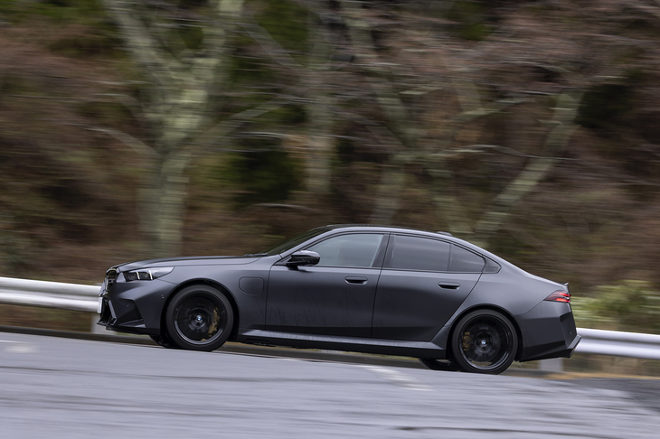 【BMW M5のスペック】
	ボディーサイズ：全長×全幅×全高＝5095×1970×1510mm／ホイールベース：3005mm／車重：2400kg／駆動方式：4WD／エンジン：4.4リッターV8 DOHC 32バルブ ターボ／モーター：交流同期電動機／トランスミッション：8段AT／エンジン最高出力：585PS（430kW）/6000rpm／エンジン最大トルク：750N・m（76.5kgf・m）/1800-5400pm／モーター最高出力：197PS（145kW）/6000rpm／モーター最大トルク：280N・m（28.6kgf・m）/1000-5000rpm／タイヤ：（前）HL285/40ZR20 111Y XL／（後）HL295/35ZR21 110Y XL（ハンコック・ヴェンタスS1 evo Z）／ハイブリッド燃料消費率：9.6km/リッター（WLTCモード）／EV走行換算距離：70km（WLTCモード）／充電電力使用時走行距離：75km（WLTCモード）／交流電力量消費率：310Wh/km（WLTCモード）／価格：1998万円（2025年2月時点）
	
	【取材時の燃費データ】
	テスト距離：285.2km（市街地2：高速道路6：山岳路2）／使用燃料：44.6リッター（ハイオクガソリン）／参考燃費：6.4km/リッター（満タン法）／6.5km/リッター（車載燃費計計測値）