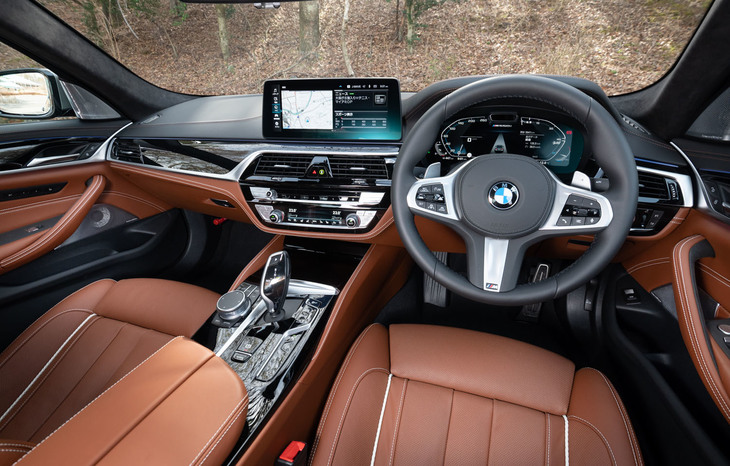 試乗車のインテリアは、オプションで用意されるメリノレザーやピアノフィニッシュのトリム、アルカンターラのルーフライニングなどで飾られていた。