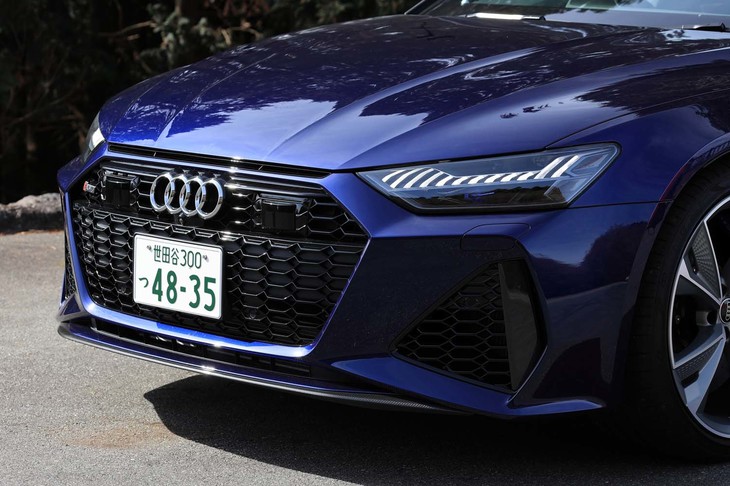 「RS」専用のハニカムメッシュグリルと大型のサイドインテークがフロントマスクを好戦的に飾る。レーザーハイビーム付きマトリクスLEDヘッドライトは標準装備。