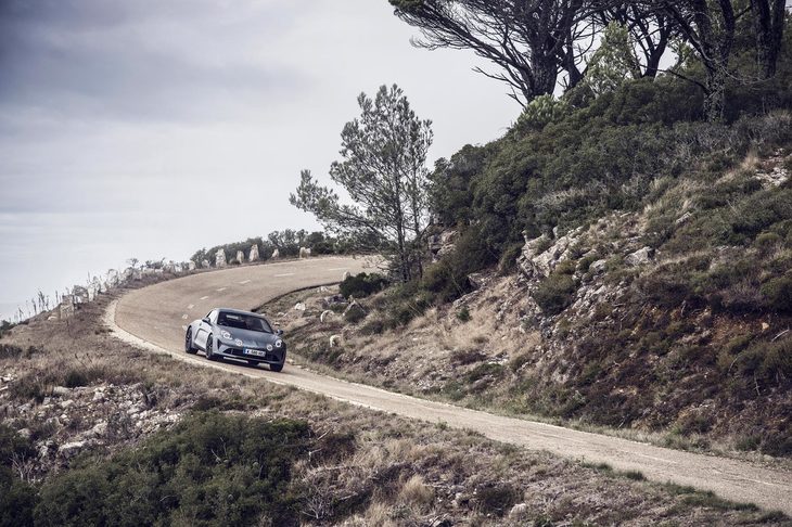 コーナリング性能を高めるデバイスとしては、標準車と同じくコーナーで内輪にブレーキをかけてアンダーステアを抑制するトルクベクタリング機構が装備される。