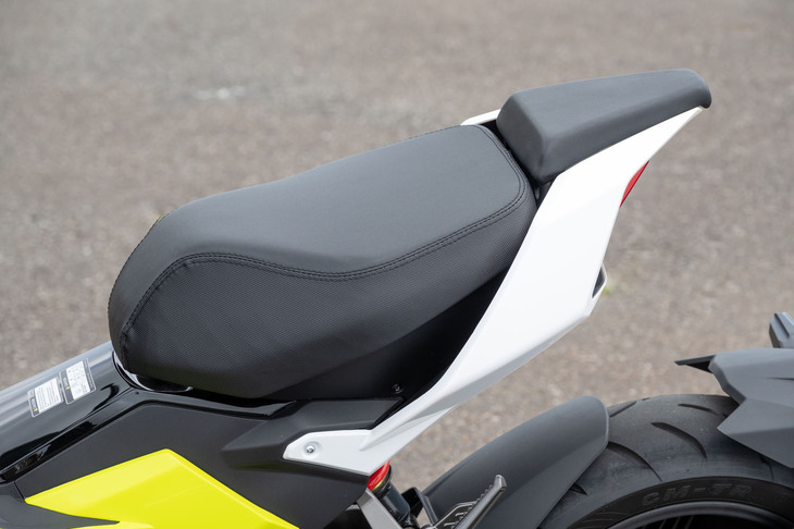 シート高は784mmで、クッションの下は小物入れとなっている。他のスクーターに見られるようなフロアボードがないことから、足つき性は良好だ。