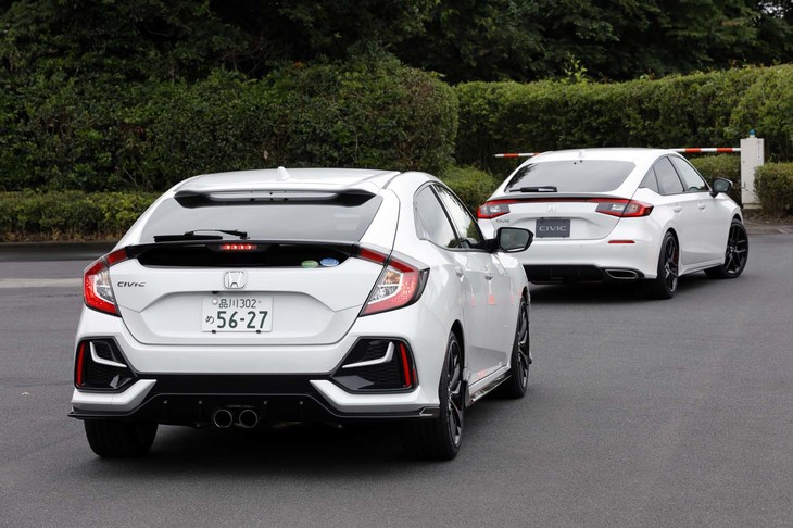 コースへと向かう、先代モデル（写真手前）とニューモデル（同奥）。同じハッチバックながら、リアのデザインは大きく異なる。